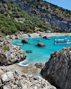 saranda in Albania, cosa c'è da vedere ChatGPT Saranda, situata sulla costa sud-occidentale dell'Albania, è una destinazione turistica popolare nota per le sue belle spiagge, le acque cristalline e il ricco patrimonio culturale. Ecco alcune delle attrazioni principali da visitare a Saranda: Spiagge: Saranda offre diverse spiagge incantevoli dove è possibile rilassarsi e godersi il mare. Tra le spiagge più popolari ci sono la spiaggia di Mirror (Pasqyra), la spiaggia di Ksamil con le sue isole, la spiaggia di Santa Quaranta e la spiaggia di Mango. Isola di Ksamil: A soli 15 minuti di traghetto da Saranda si trova l'isola di Ksamil, una gemma dell'Albania. L'isola è famosa per le sue spiagge di sabbia bianca e le acque cristalline. È possibile esplorare l'isola e fare il bagno nelle sue incantevoli baie. Castello di Lekuresi: Situato su una collina appena fuori Saranda, il Castello di Lekuresi offre una vista panoramica spettacolare sulla città e sul mare. È possibile visitare il castello e ammirare il panorama, nonché gustare una cena o una bevanda presso il ristorante panoramico. Sito archeologico di Butrinto: A breve distanza da Saranda si trova il sito archeologico di Butrinto, un'antica città greco-romana che è stata dichiarata Patrimonio dell'Umanità dall'UNESCO. Il sito offre una ricca storia e una varietà di rovine ben conservate, tra cui un teatro romano, un'anfiteatro, un'acropoli e mura cittadine. Blue Eye (Syri i Kalter): A circa 25 chilometri da Saranda si trova il Blue Eye, una sorgente d'acqua dolce di incredibile bellezza. Le acque sorgive emergono da una profondità di 50 metri, creando una tonalità di azzurro intensa e trasparente. È un luogo affascinante da visitare e ammirare la sua bellezza naturale. Monastero di Mesopotam: Situato a pochi chilometri da Saranda, il Monastero di Mesopotam è un antico monastero ortodosso circondato da una bellissima foresta. È un luogo tranquillo e suggestivo che offre un'atmosfera spirituale e una vista panoramica sulla valle circostante. Oltre a queste attrazioni, Saranda offre anche una vivace vita notturna, ristoranti che servono cucina tradizionale e internazionale, e la possibilità di fare escursioni in barca lungo la costa o verso altre isole vicine. 