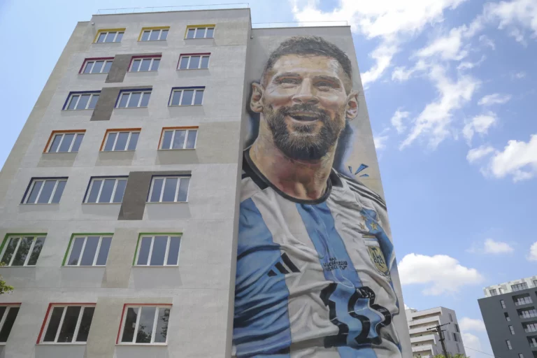 Murale gigante di Messi in Albania