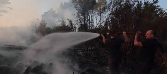 Incendio in Albania: vigili del fuoco spengono le fiamme